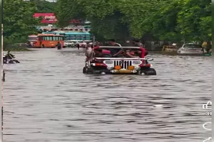 भारी बारिश से प्रयागराज के कई मोहल्लों में जलभराव,लोग परेशान 