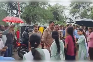  सड़क की मांग को लेकर छात्र-छात्राओं ने राष्ट्रीय राजमार्ग किया जाम