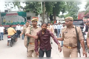 डीएम कार्यालय के सामने एक परिवार ने आत्मदाह का किया प्रयास