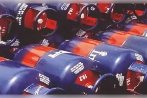 कमर्शियल LPG सिलेंडर हुआ ₹200 से ज्यादा सस्ता, होटल-रेस्टोरेंट कारोबारियों को बड़ी राहत