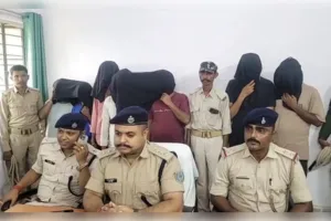 चतरा के होटल में कथित देह व्यापार रैकेट का भंडाफोड़, 5 युवतियों समेत 12 गिरफ्तार