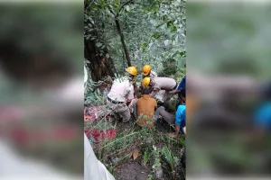 हिमाचल में बड़ा हादसा: दो युवक सवार ऑल्टो कार खाई में गिरी