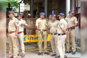 नौसैनिक के घर चार शव मिलने से सनसनी, दो मासूम बच्चियां भी मृत