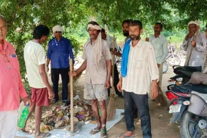 समाजसेवी ने तिलकपुर मंदिर के पास चलवाया स्वच्छता अभियान