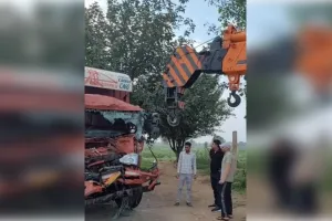 हाईवे पर बड़ा हादसा, केमिकल से भरा ट्रक अनियंत्रित होकर पलटा; चालक केबिन में फंसा