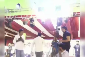 शोर-शराबे से नाराज सांसद हनुमान बेनीवाल ने माइक फेंककर छोड़ा मंच