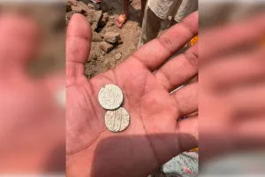 खुदाई के दौरान मिले चांदी के सिक्के, 500 साल पुराने होने का दावा
