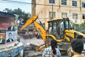 सवा घंटे में वकीलों के 58 अवैध चैंबर ढहाए 