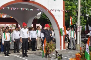 80 वें स्वतंत्रता दिवस पर जिलाधिकारी ने कलेक्ट्रेट परिसर में किया ध्वजारोहण