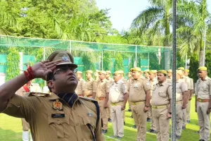 पुलिस अधीक्षक संतकबीरनगर द्वारा कैंप कार्यालय पर किया गया ध्वजारोहण