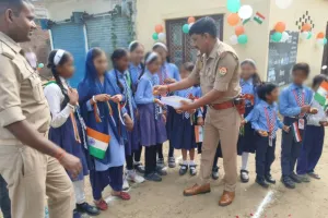 स्वतंत्रता दिवस पर महुली पुलिस ने स्कूली बच्चों व वृद्धाश्रम में पहुँचकर बांटी खुशियां एवं फल