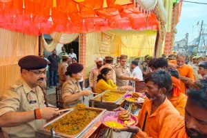पुलिस अधीक्षक प्राची सिंह संग पुलिस अधिकारियों ने कांवड़ यात्रियों का किया स्वागत, कराया भोजन 