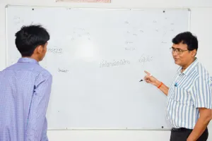 औचक निरीक्षण में डीएम  बने ‘केमिस्ट्री के सर’, बच्चों के बीच बैठकर पूछे सवाल