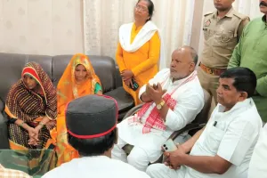 राज्य मंत्री हंस राज विश्वकर्मा ने स्व0 सौरभ के परिजनों मिलकर बंधाया ढांढस