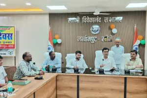 किसानों की समस्याओं पर डीएम  का फोकस, योजनाओं का लाभ दिलाने के दिए निर्देश