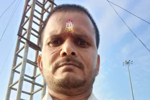 अनियंत्रित होकर पलटी बाइक, कंटीले तारों में फंसकर पशु मित्र की मौत