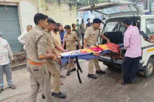 फिरोजाबाद रेलवे स्टेशन पर ट्रेन की चपेट में आई महिला, GRP ने देवदूत बनकर बचाई जान