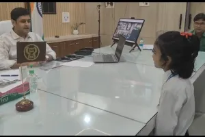 मऊ:7 साल की समरा नाज़ ने डीएम से लगाई सड़क बनवाने की गुहार