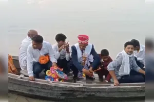  दुल्हन के घर नाव से पहुंचा दूल्हा