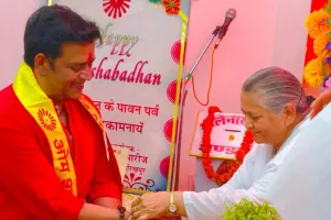 सांसद रवि किशन ने ब्रह्माकुमारी सेवा केंद्र में बंधवाई राखी 