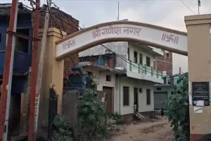 नोटिस और चेतावनी के बाद भी नहीं टूटा गेट, कार्रवाई पर उठे सवाल