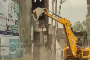 गौतम मौर्य हत्याकांड में बड़ी कार्रवाई: आरोपी समीर के घर पर चला बाबा का बुलडोजर, पुलिस बल तैनात 