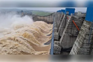 कनहर बांध के खुले 13 फाटक, पानी की फुहार देखने उमड़ी भारी भीड़य सुरक्षा इंतजाम नदारद