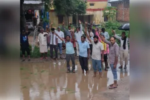 सड़क या तालाब? बदहाली से नाराज ग्रामीणों ने बीच सड़क पर कर दी धान की रोपाई