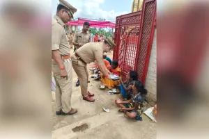 थानाध्यक्ष बीजपुर ने अजीरेश्वर महादेव मंदिर पर असहायों को वितरित किए लंच पैकेट
