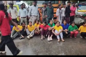 बारिश के बीच जेन अल्फा का विरोध 