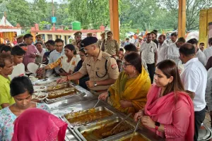 मोटा महादेव मंदिर में डीएम-एसपी ने कांवड़ियों को बांटा प्रसाद