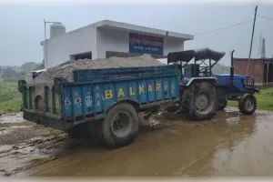एसडीएम मिहीपुरवा के निर्देश पर अवैध बालू लदी ट्रैक्टर-ट्रॉली पकड़ी गई