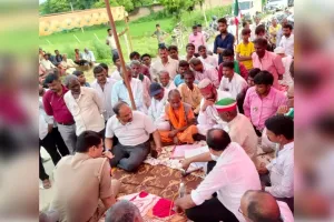 कुबहरा-कमालपुर मार्ग के डामरीकरण की मांग पर धरने पर बैठे ग्रामीण