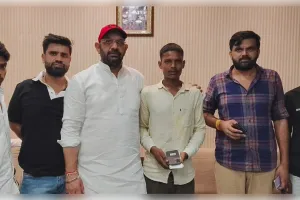 विधायक पंकज मलिक ने दिखाई दरियादिली, डिलीवरी बॉय को दिया नया मोबाइल