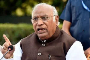 खरगे ने पीएम मोदी पर लोकतांत्रिक अधिकार दबाने का लगाया आरोप