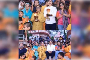 जसपिंदर नरूला पहुंचीं परमार्थ निकेतन, गंगा आरती में हुईं शामिल