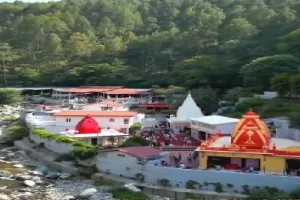 दो पहाड़ों के बीच बसा है बाबा नीम करौली का चमत्कारी धाम, लाखों भक्तों की है अटूट आस्था 