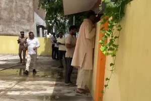 घर के प्रवेश पर दीवार,अंदर की झलक पाने के लिए मशक्कत करते रहे अफजाल अंसारी 