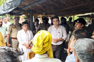 दुख की घड़ी में पीड़ित परिवारों के साथ खड़ा प्रशासन, डीएम-एसपी ने परिजनों से मिलकर बंधाया ढांढस