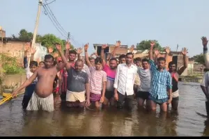 बरोठा रपटा पर तेज बहाव, ग्रामीणों ने प्रदर्शन कर कोठी पुल की मांग उठाई