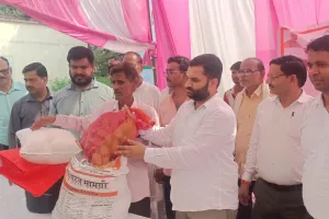 बाढ़ की मार के बीच राहत का सहारा, रूरा सुलतानपुर पहुंचे विधायक अमन गिरी