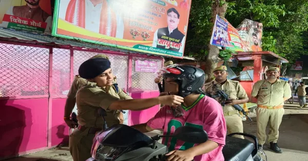 अकबरपुर में एसपी प्राची सिंह ने बांटे हेलमेट, यातायात नियमों के पालन की अपील