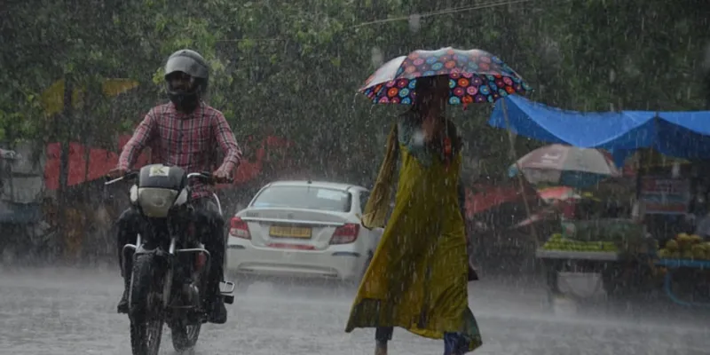 दिल्ली-NCR में झमाझम बारिश से गर्मी से राहत, भारी बारिश का रेड अलर्ट जारी