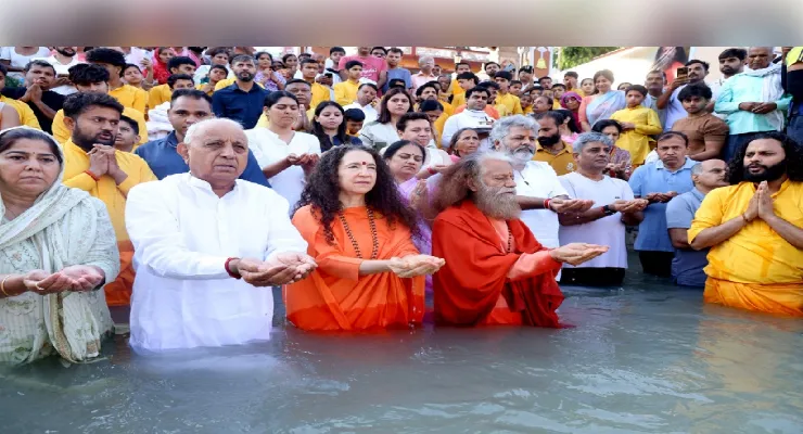 परमार्थ निकेतन में योग दिवस काउंटडाउन का भव्य आयोजन, गंगा तट पर गूंजा योग का संदेश