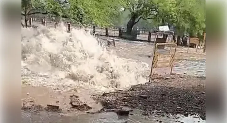 घरों, दुकानों और बैंकों में घुसा पानी, लीकेज की शिकायत के बावजूद नहीं हुई थी मरम्मत