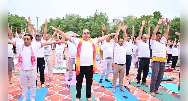  दिल्ली के स्वास्थ्य मंत्री ने योग को जीवनशैली का हिस्सा बनाने का किया आह्वान