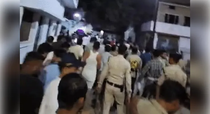 सड़क हादसे के बाद दो पक्षों में हुई हिंसक झड़प, आरोपी घरों में ताले लगाकर फरार