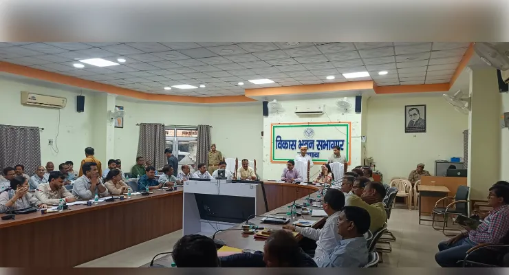 डीएम ने विकास कार्यों की समीक्षा में दिखाई सख्ती, खराब प्रगति वाले विभागों को लगाई फटकार