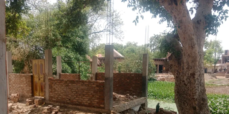 तालाब की जमीन पर अवैध कब्जे का आरोप, ग्रामीणों ने प्रशासन से लगाई गुहार