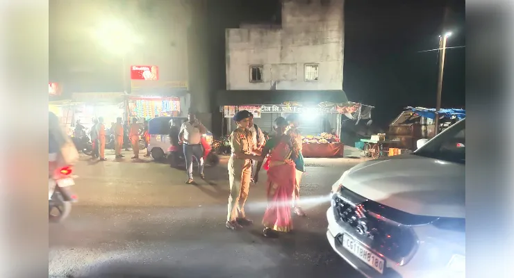 जांजगीर-चांपा में महिला पीएसआई ने बुजुर्ग महिला को सुरक्षित सड़क पार कराया